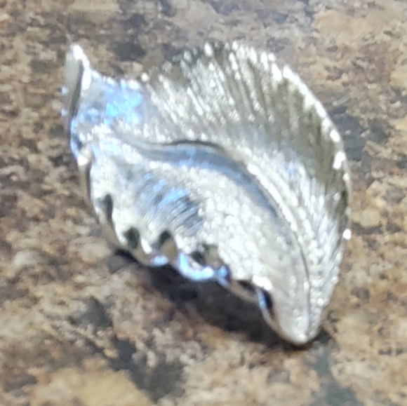 Vintage Gerry's Signed Silver Tone Leaf Brooch - Picture 3 of 8